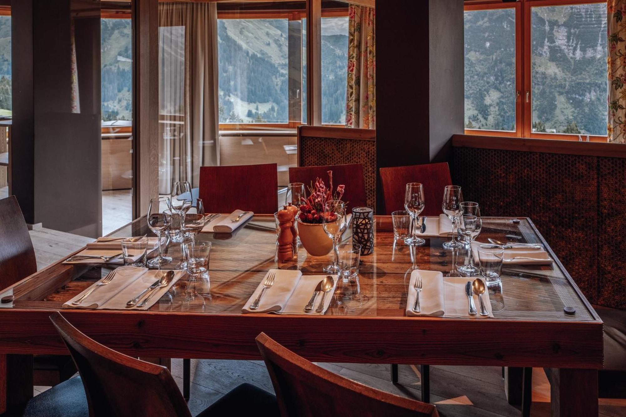 Hotel Goldener Berg Lech am Arlberg Exterior photo
